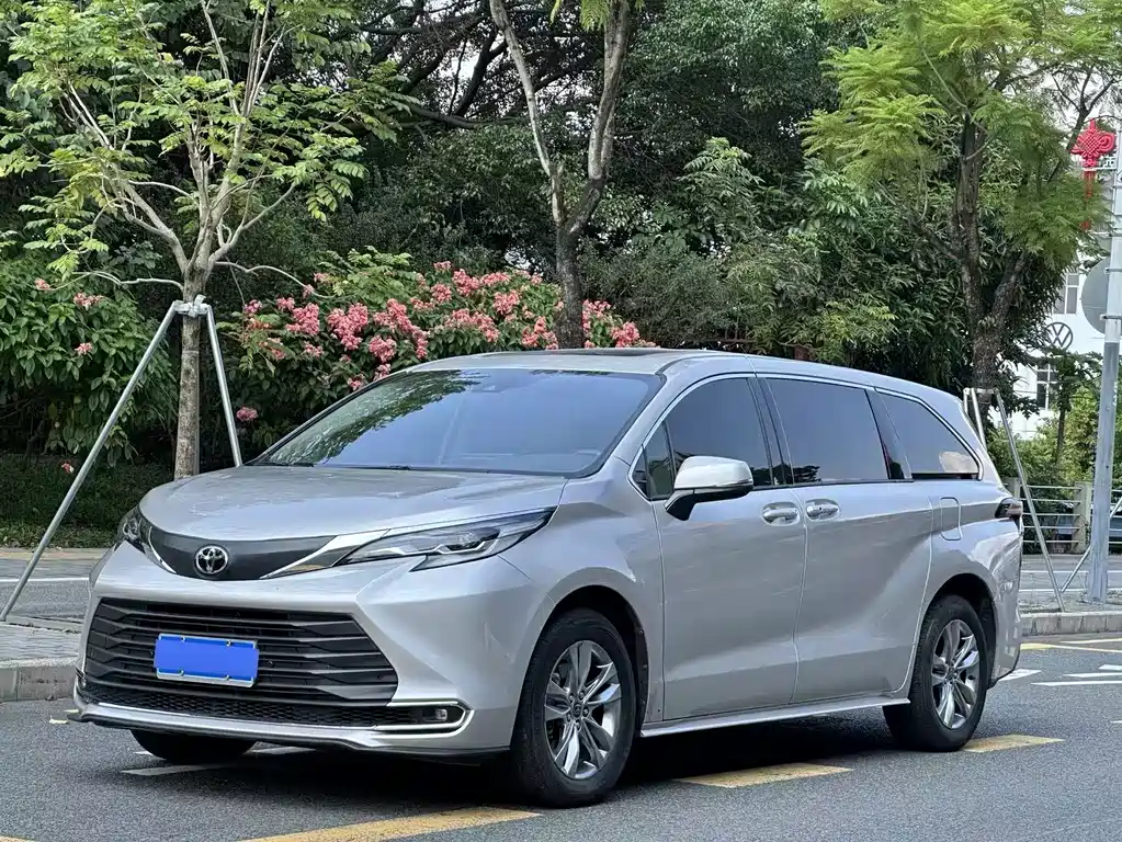 Toyota Sienna — фото 2