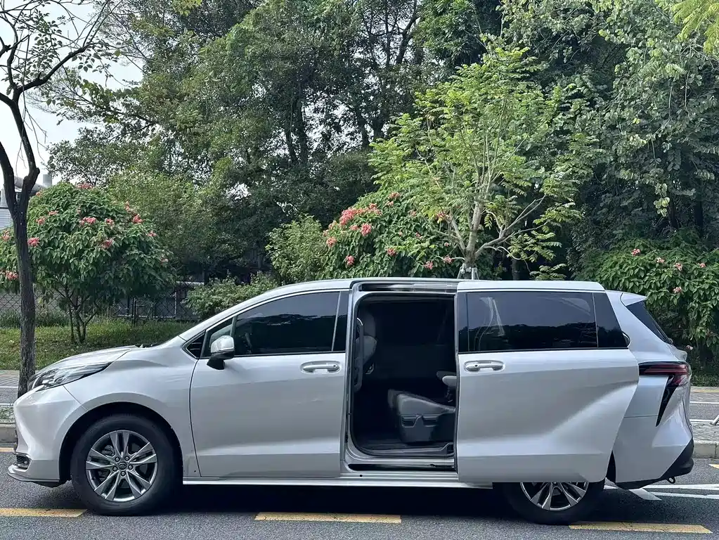 Toyota Sienna — фото 3