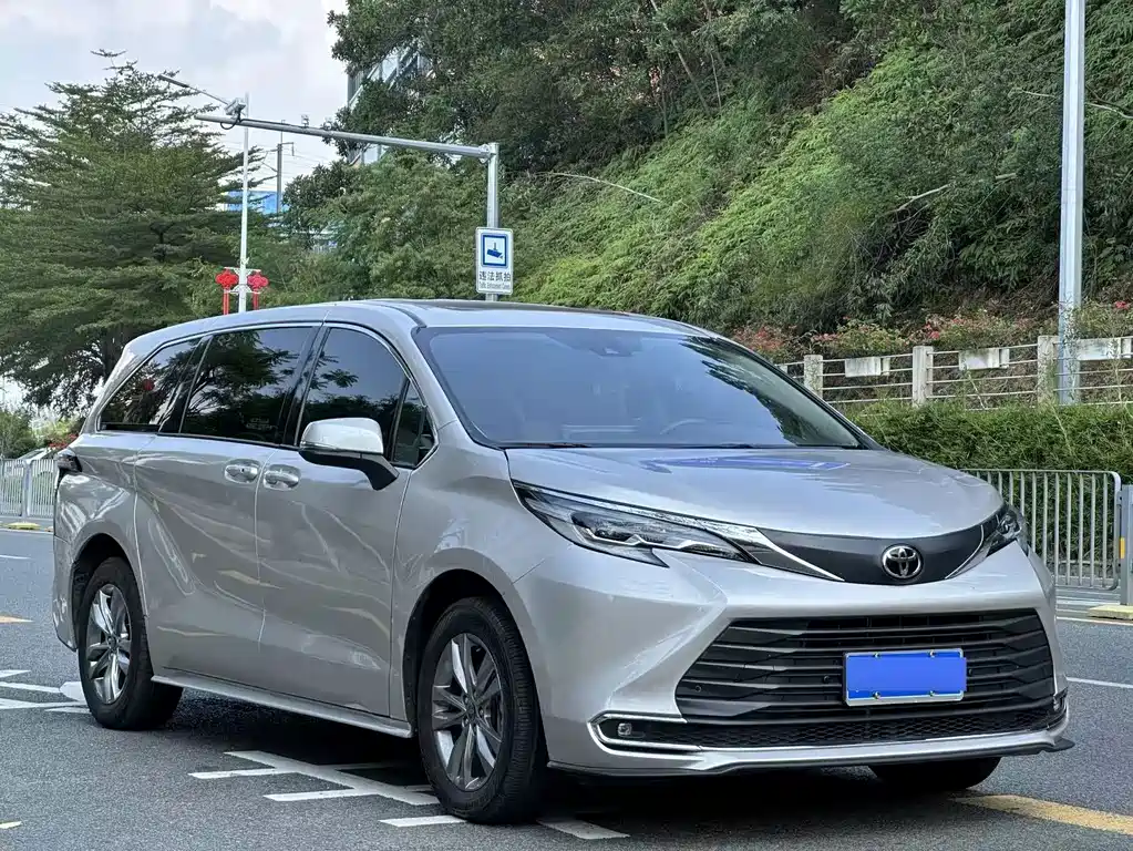 Toyota Sienna — фото 4
