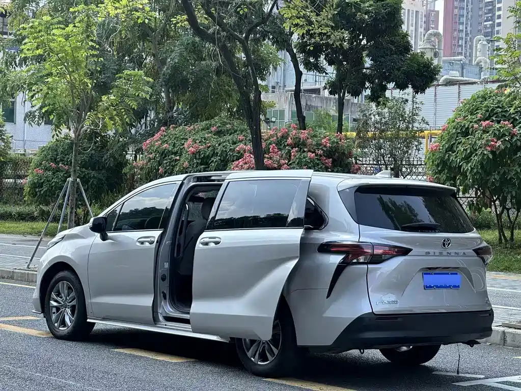 Toyota Sienna — фото 5