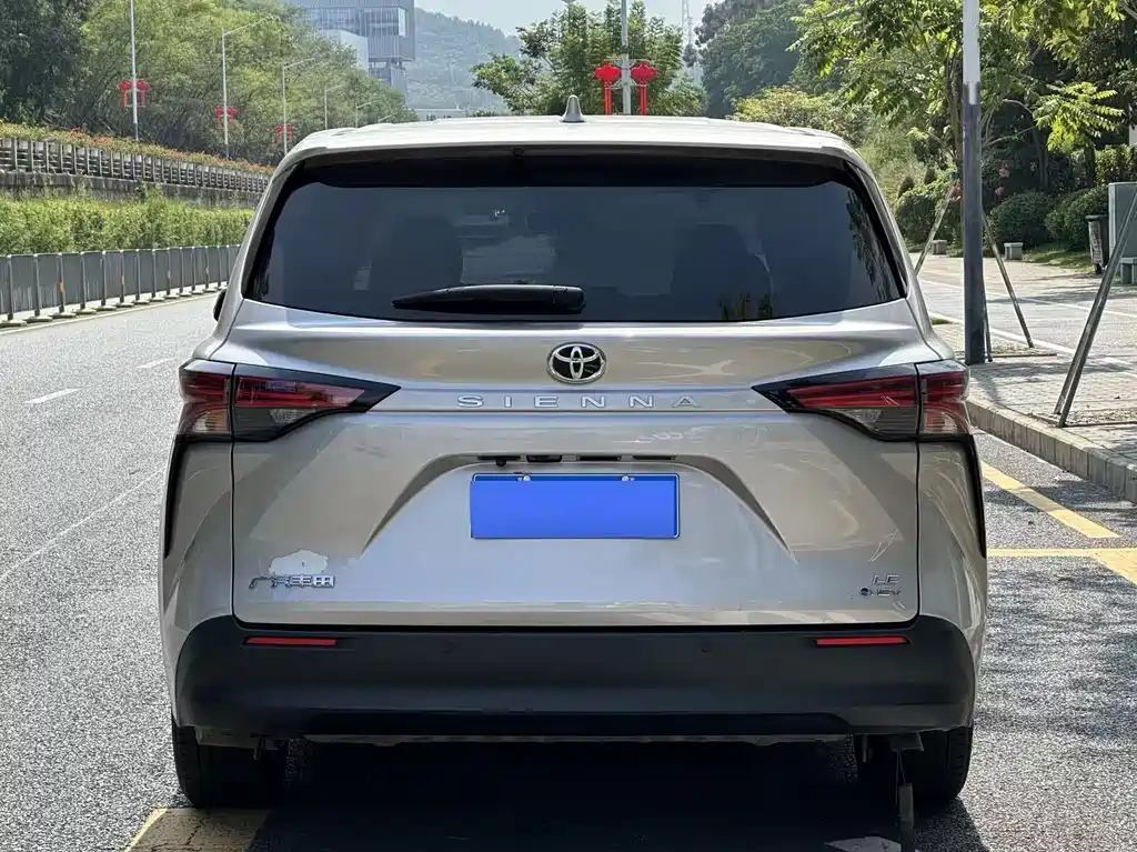 Toyota Sienna — фото 6