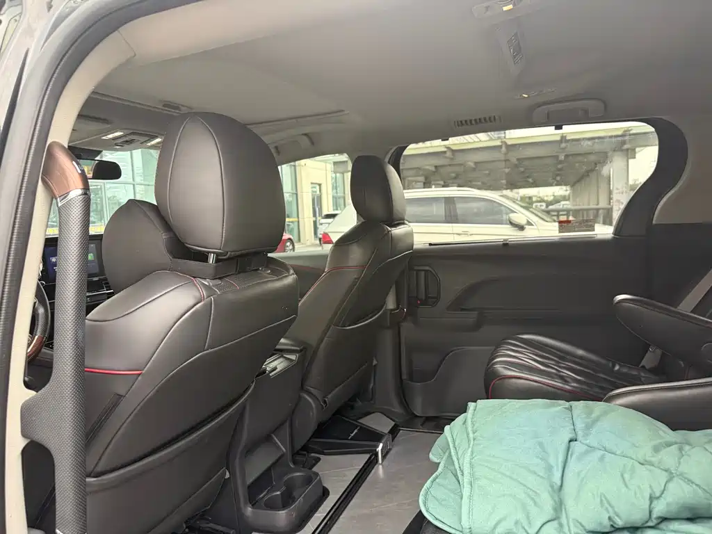 Toyota Sienna — фото 4