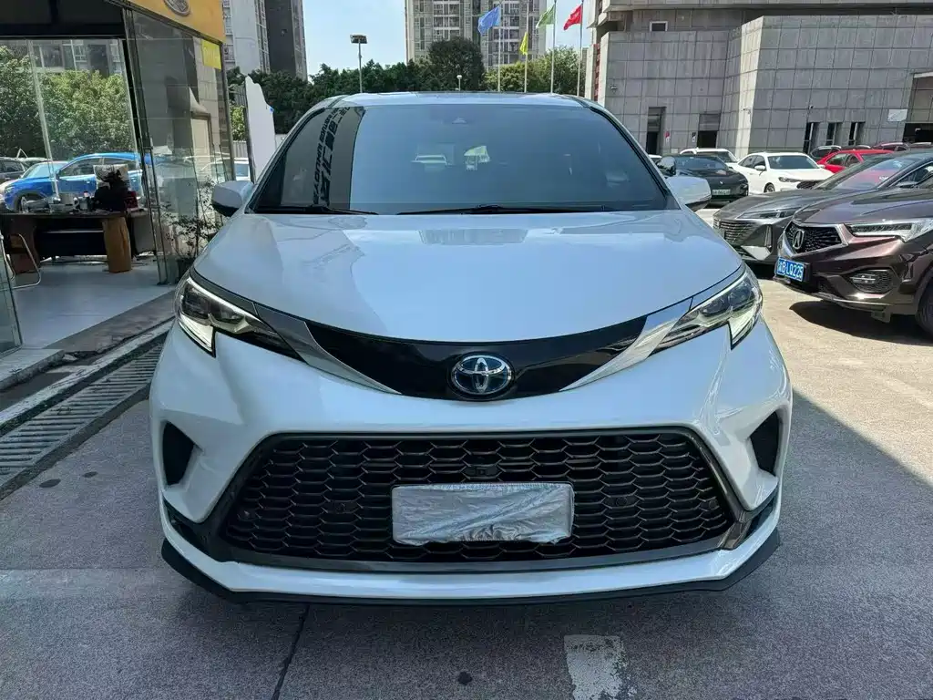 Toyota Granvia — фото 2