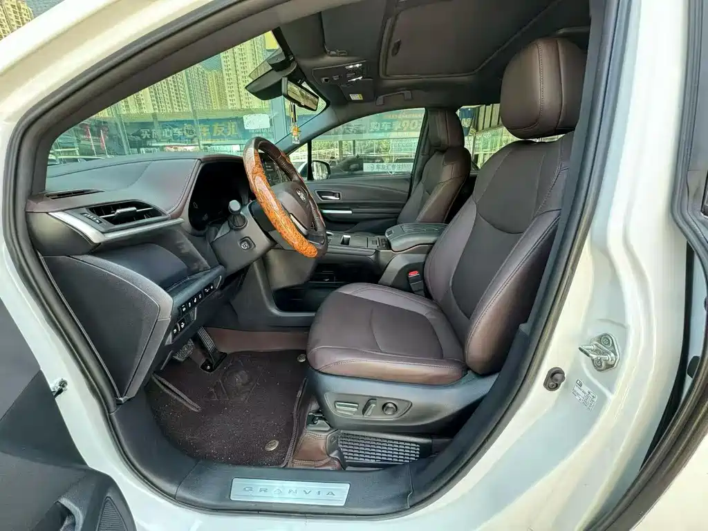 Toyota Granvia — фото 4