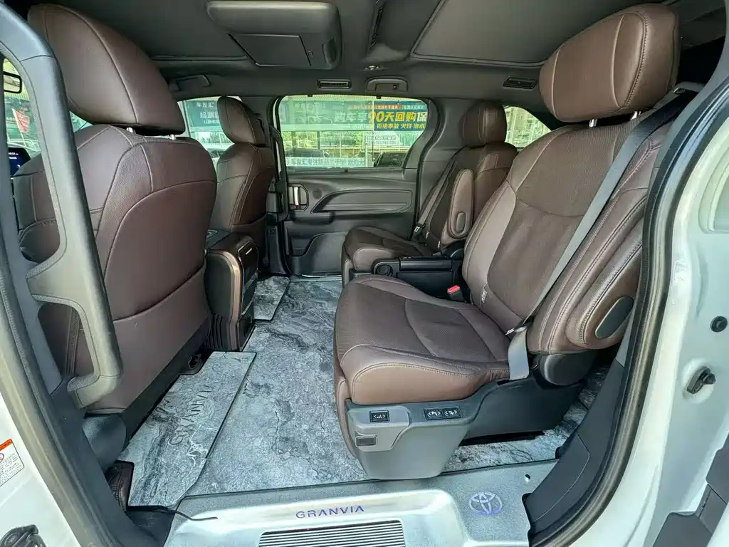 Toyota Granvia — фото 6