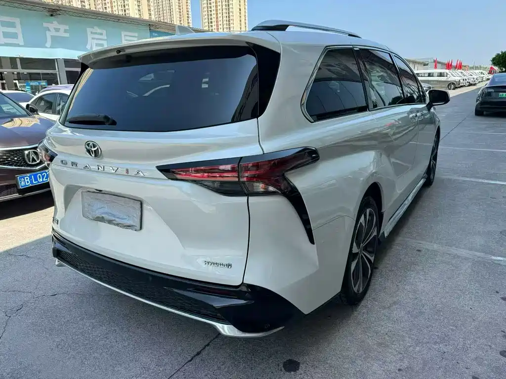 Toyota Granvia — фото 7