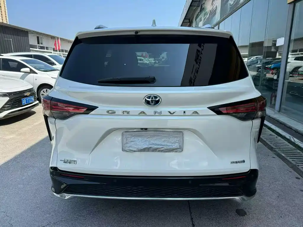 Toyota Granvia — фото 8