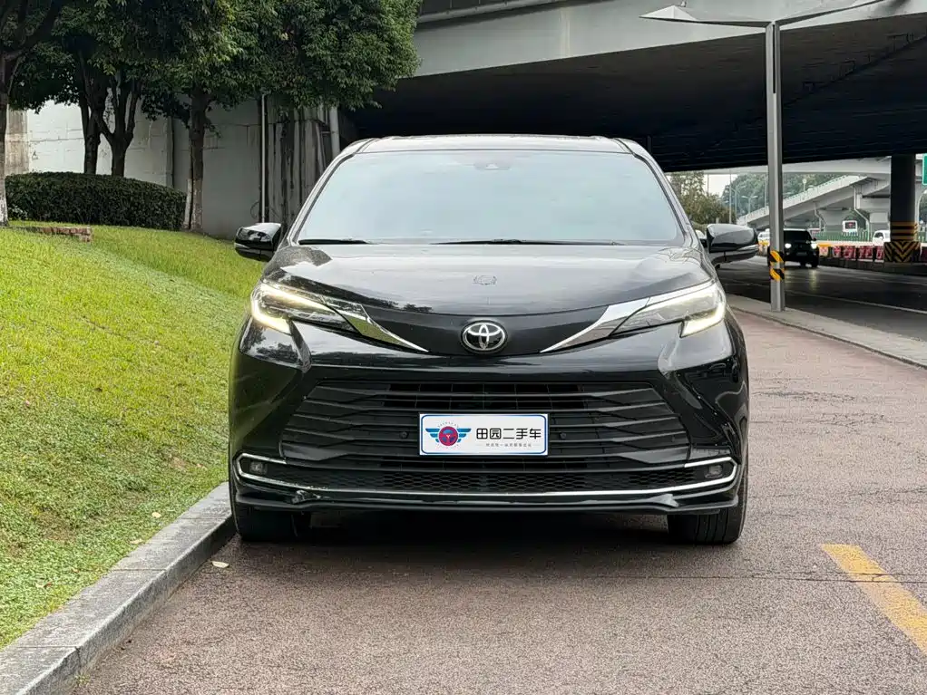 Toyota Sienna — фото 2