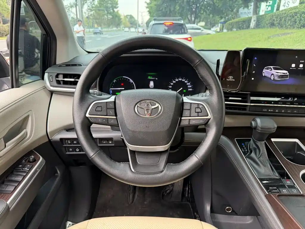 Toyota Sienna — фото 14