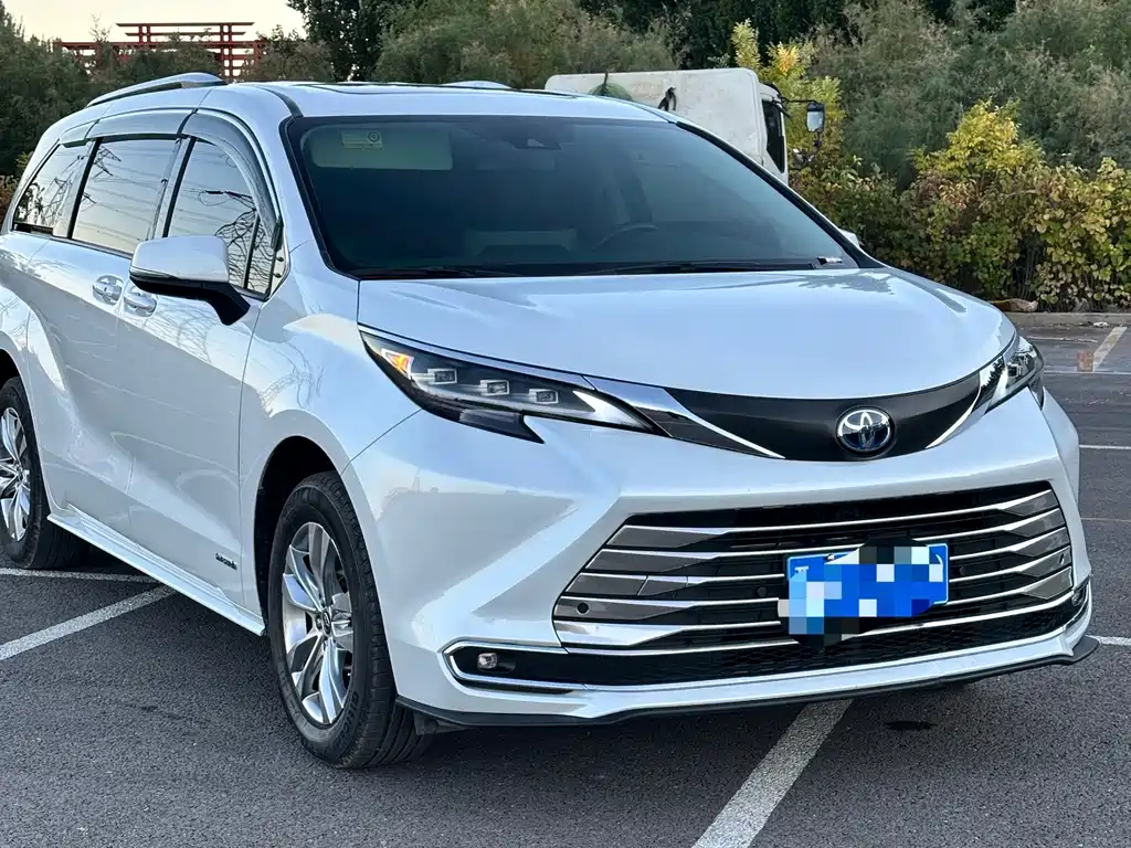 Toyota Sienna — фото 2