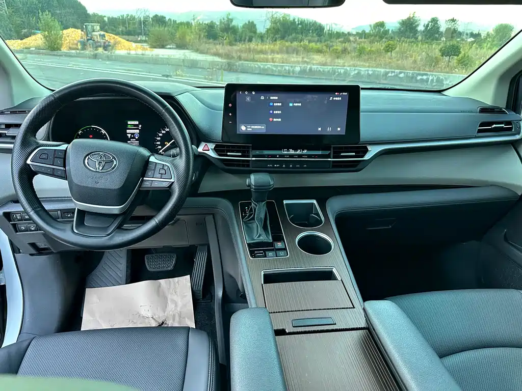 Toyota Sienna — фото 4