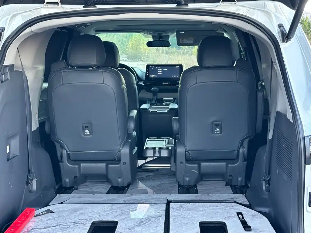 Toyota Sienna — фото 8