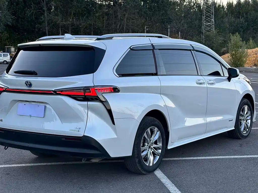 Toyota Sienna — фото 9