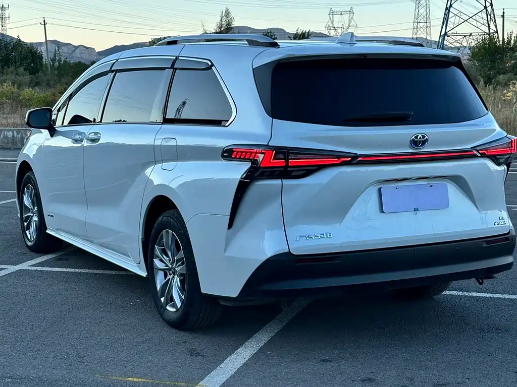 Toyota Sienna — фото 10