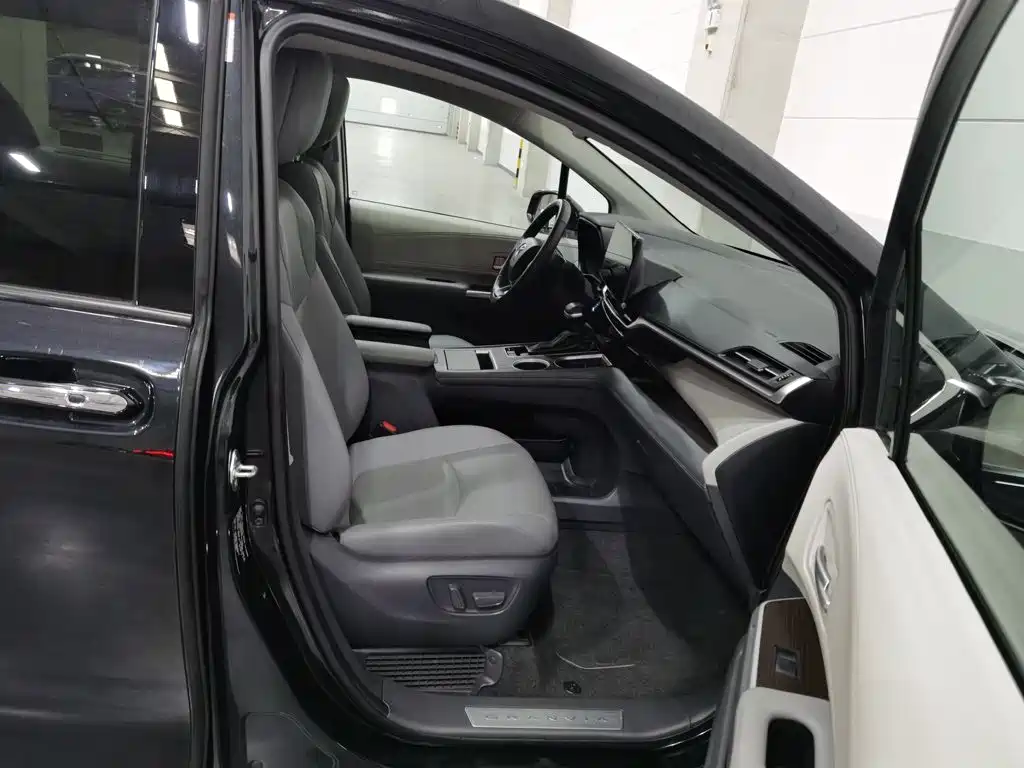 Toyota Granvia — фото 23