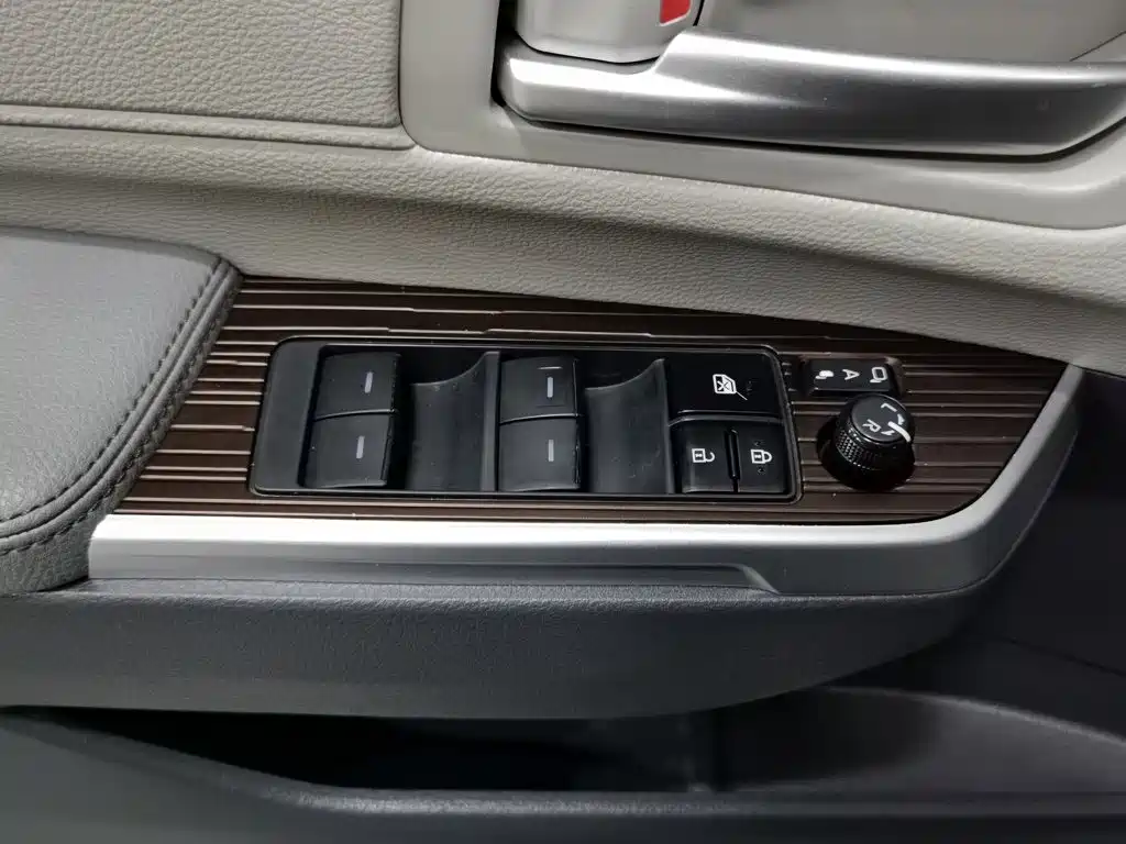 Toyota Granvia — фото 9
