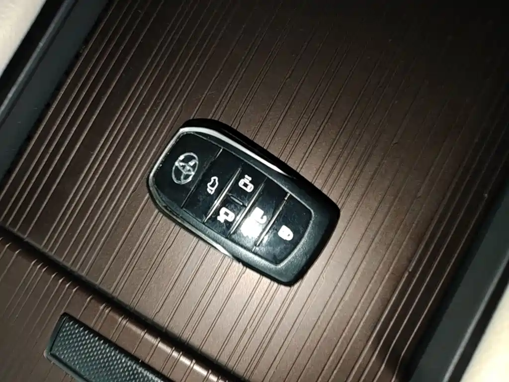Toyota Granvia — фото 8