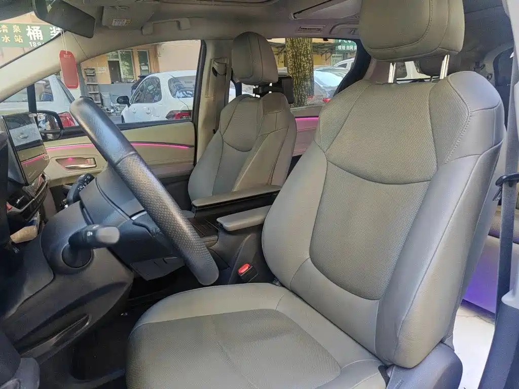 Toyota Granvia — фото 11