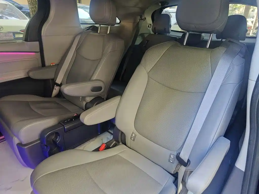 Toyota Granvia — фото 13