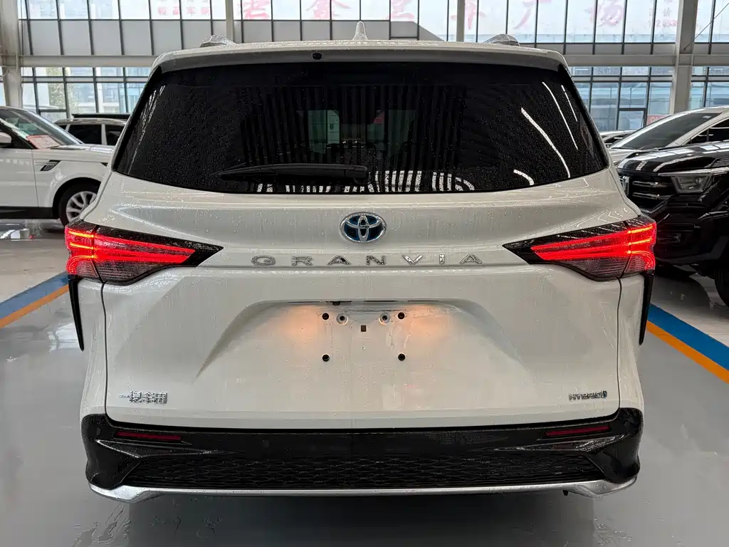 Toyota Granvia — фото 4