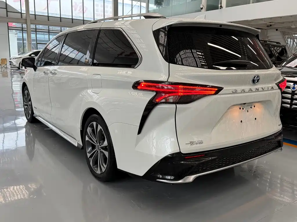 Toyota Granvia — фото 5