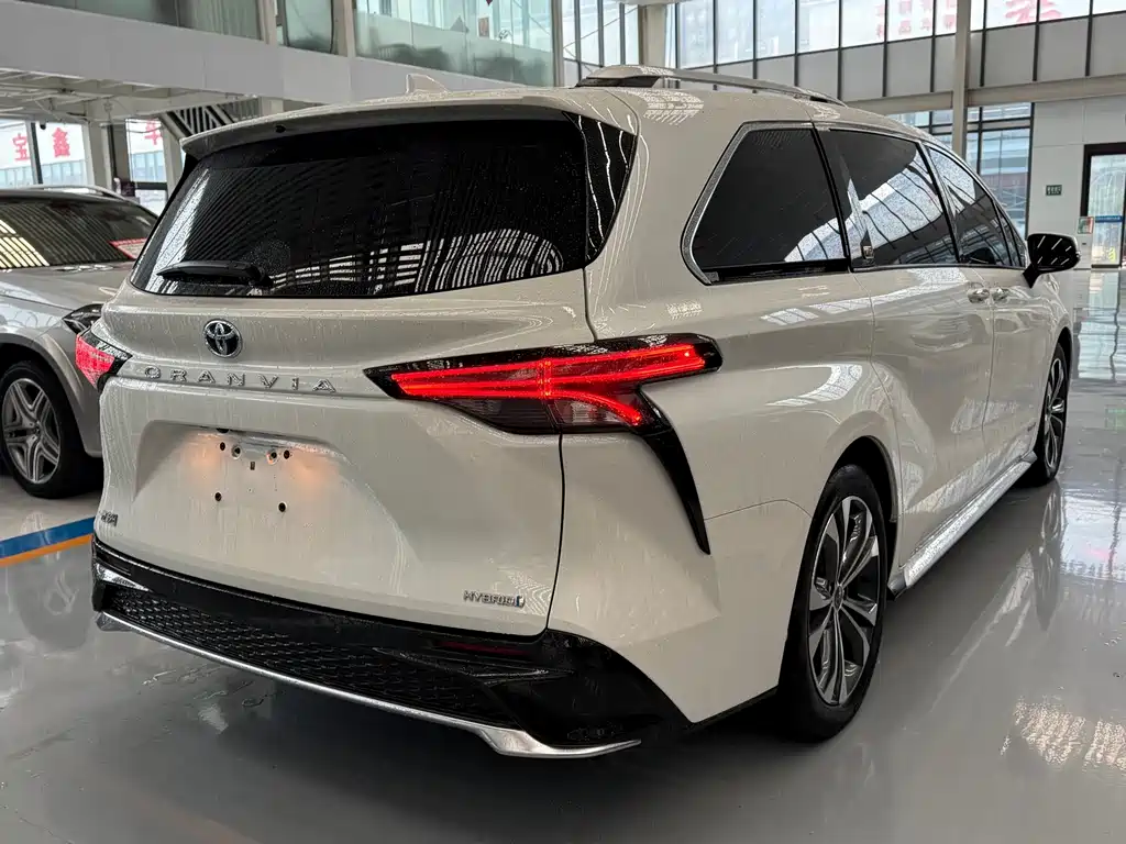 Toyota Granvia — фото 6