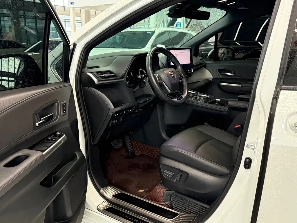 Toyota Granvia — фото 7