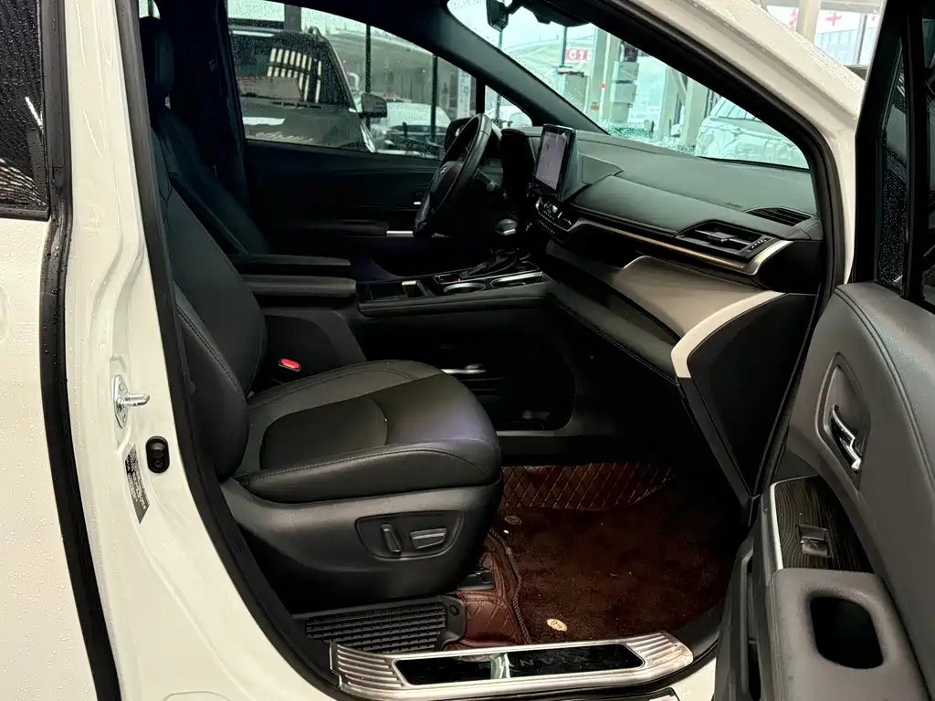 Toyota Granvia — фото 8