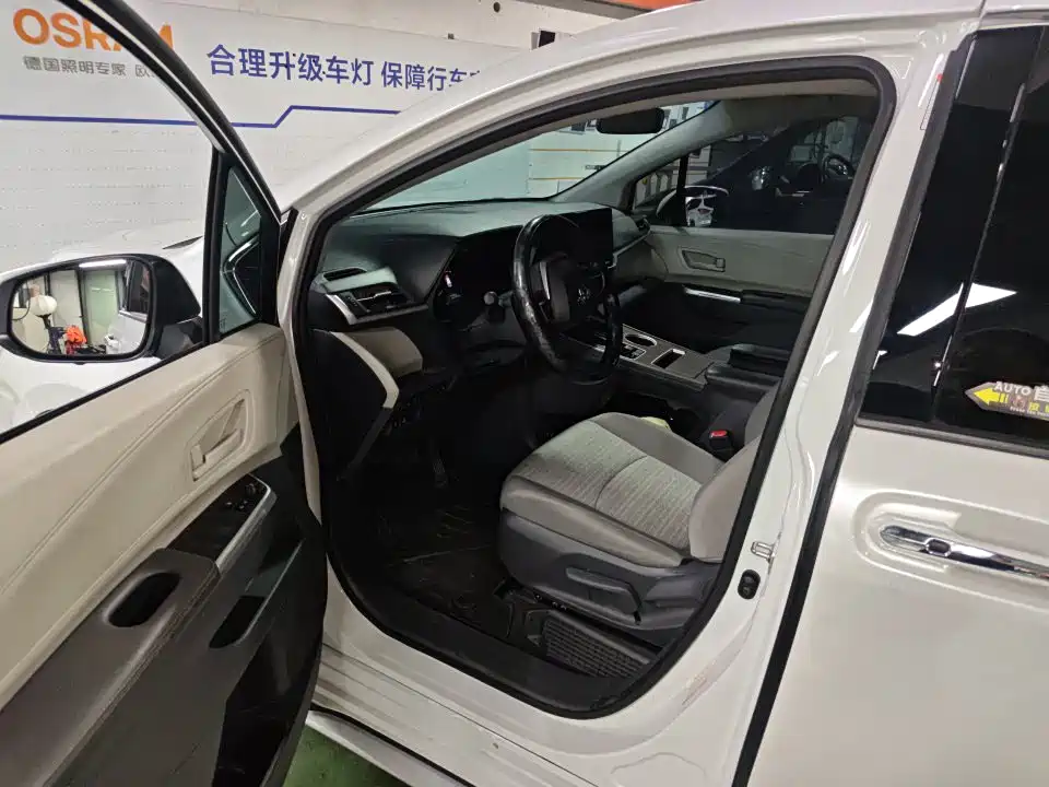Toyota Granvia — фото 2