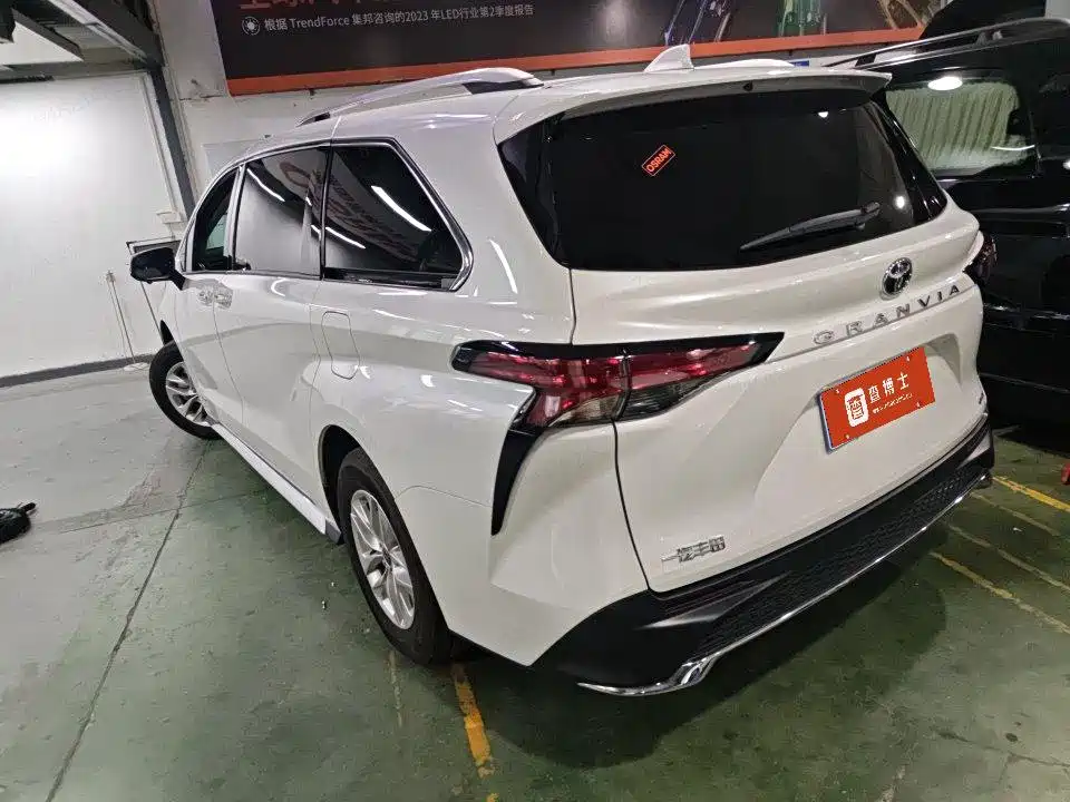 Toyota Granvia — фото 6