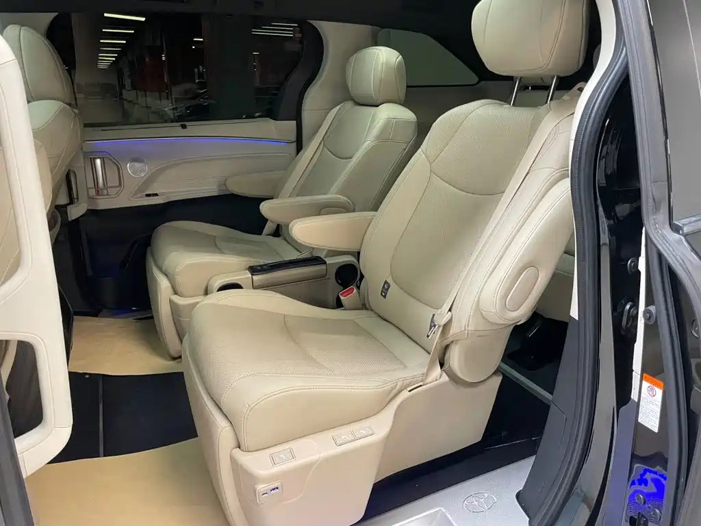 Toyota Granvia — фото 11