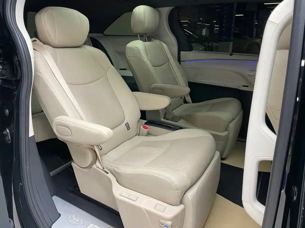 Toyota Granvia — фото 17