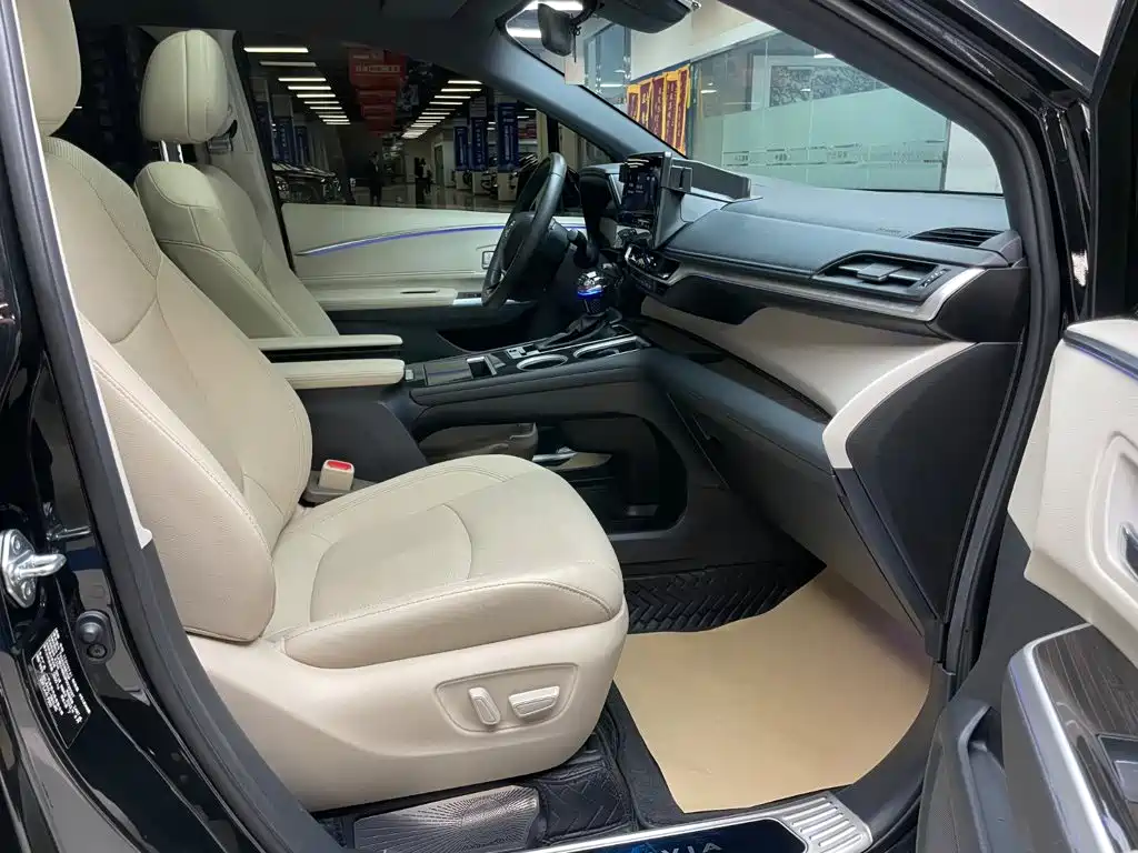 Toyota Granvia — фото 18