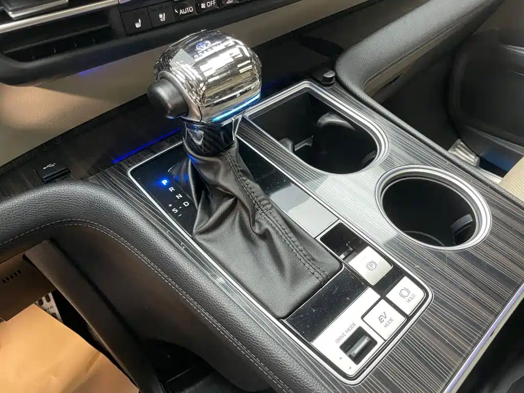 Toyota Granvia — фото 19