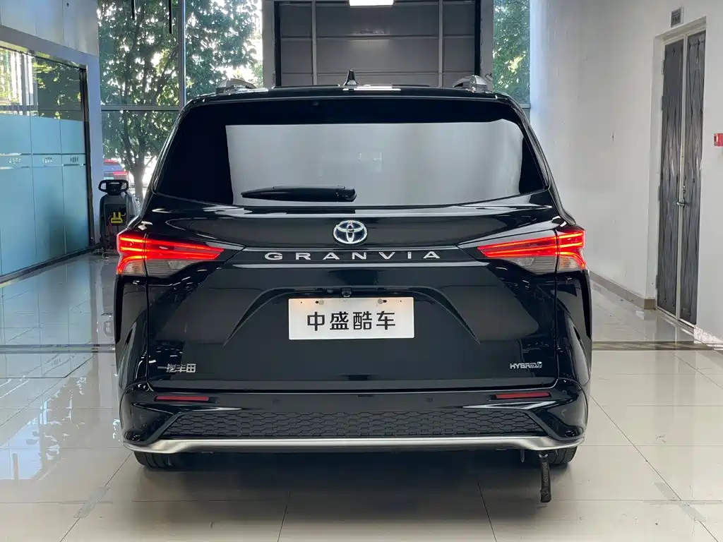 Toyota Granvia — фото 26