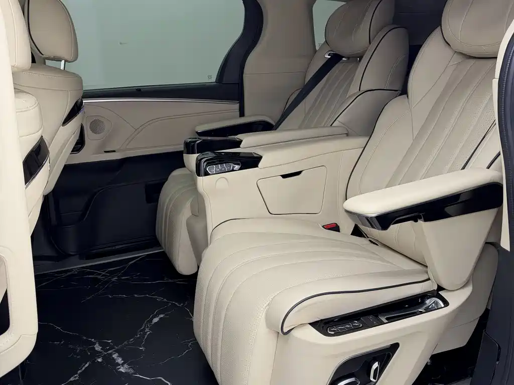 Toyota Granvia — фото 6