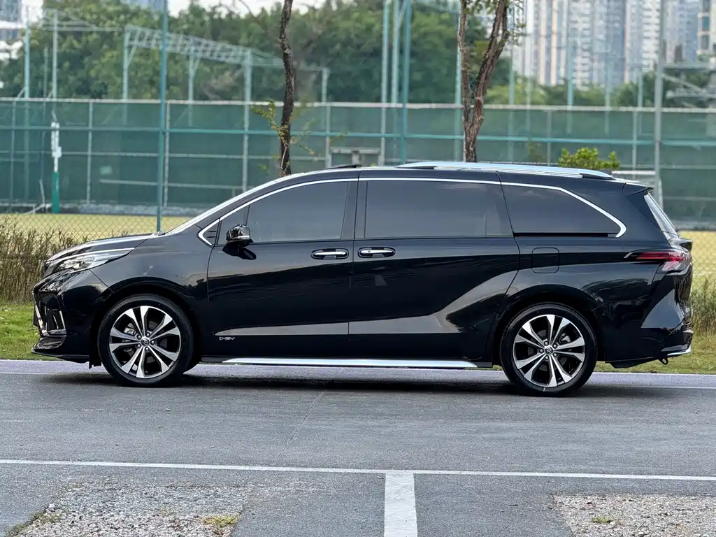 Toyota Granvia — фото 3