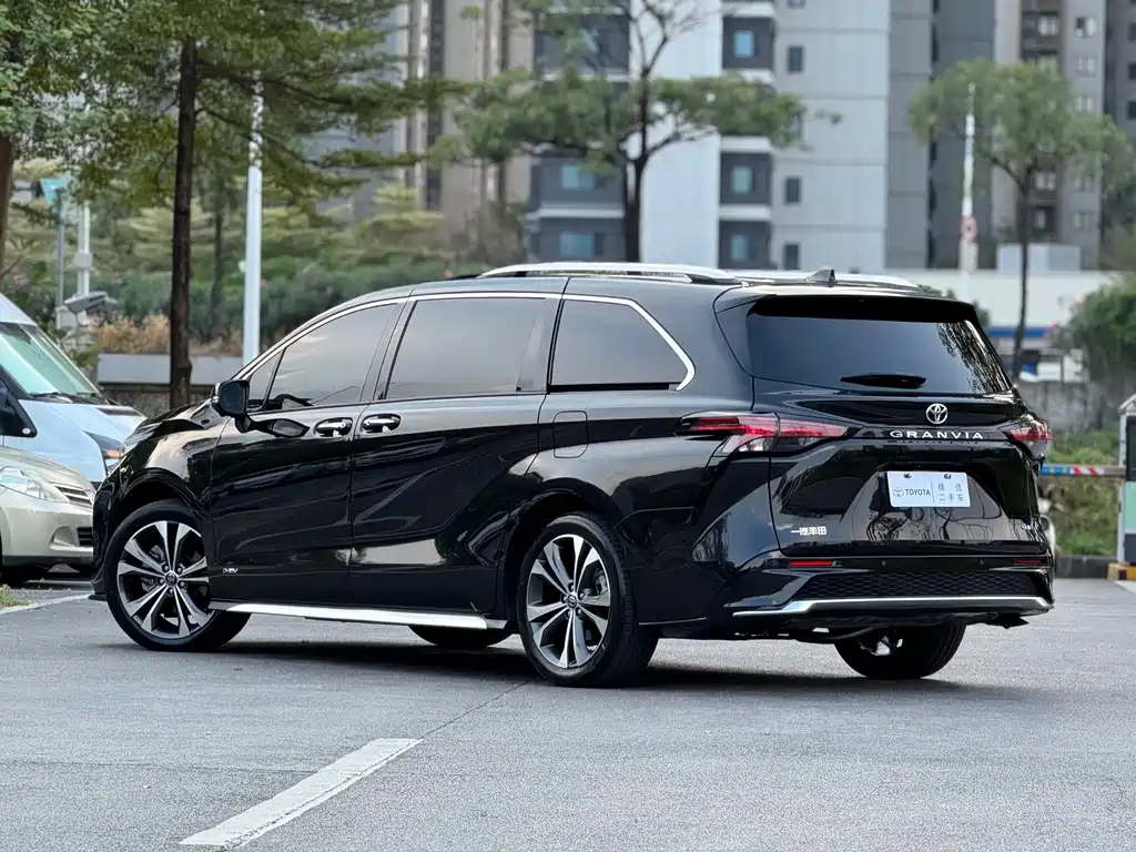 Toyota Granvia — фото 4
