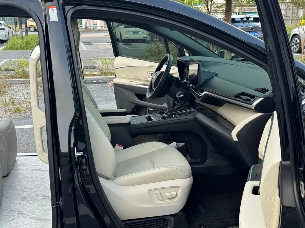 Toyota Granvia — фото 7