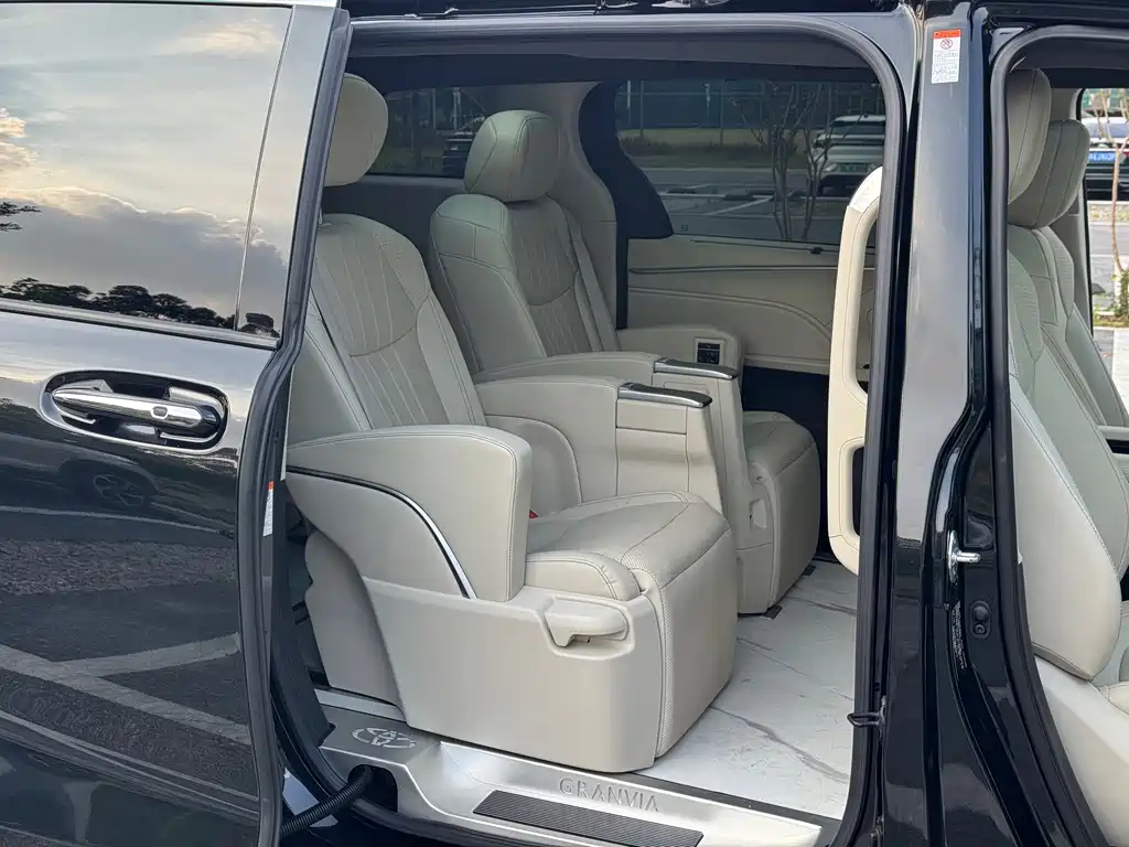 Toyota Granvia — фото 8