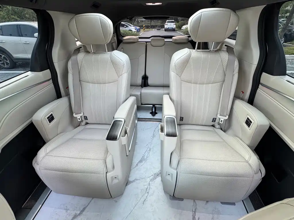 Toyota Granvia — фото 9