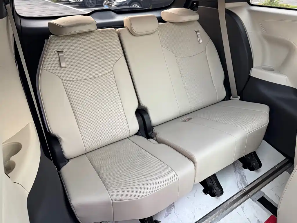 Toyota Granvia — фото 10
