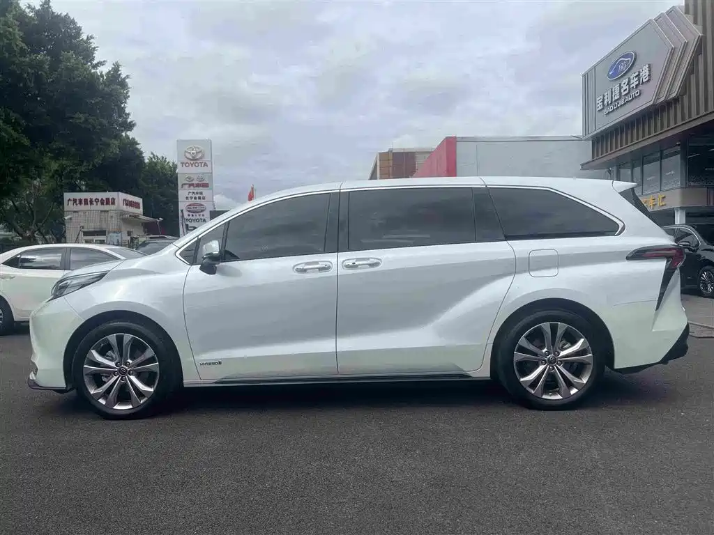 Toyota Sienna — фото 4
