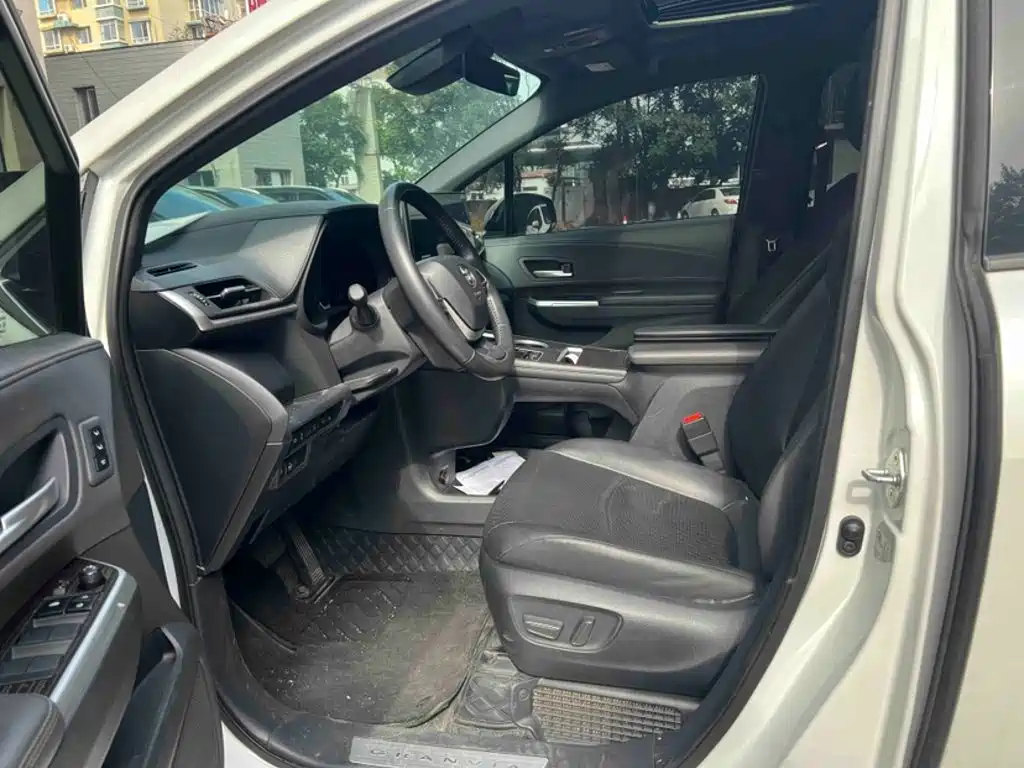 Toyota Granvia — фото 6