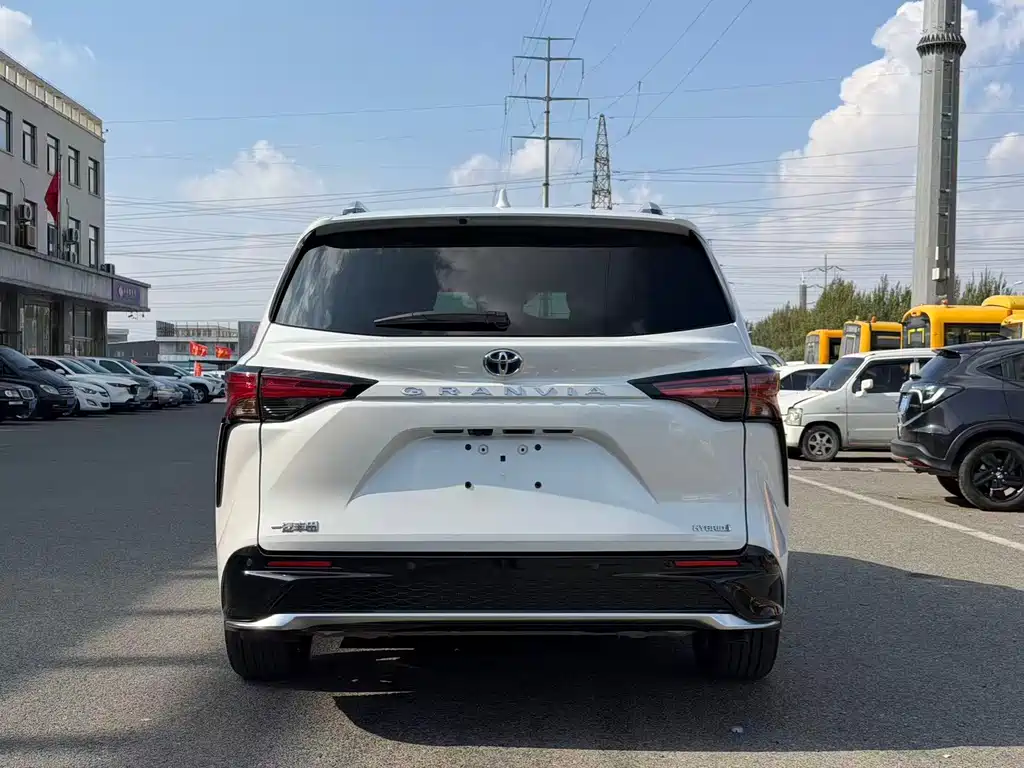 Toyota Granvia — фото 2