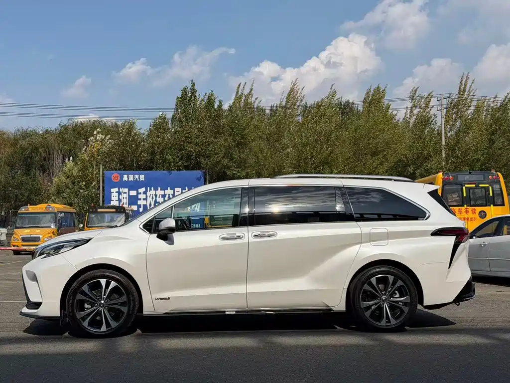 Toyota Granvia — фото 3
