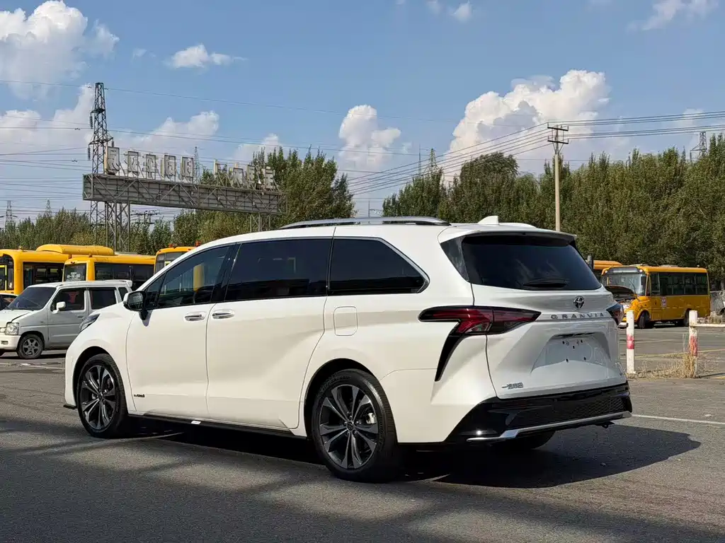 Toyota Granvia — фото 4
