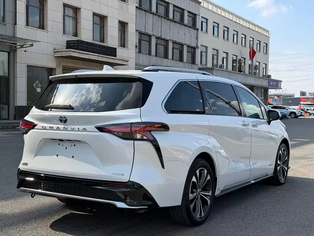 Toyota Granvia — фото 5