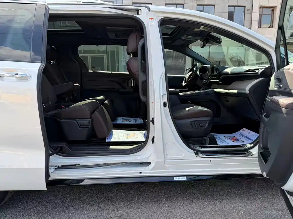 Toyota Granvia — фото 7