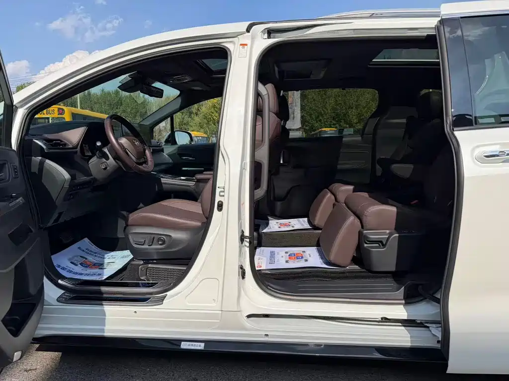 Toyota Granvia — фото 10